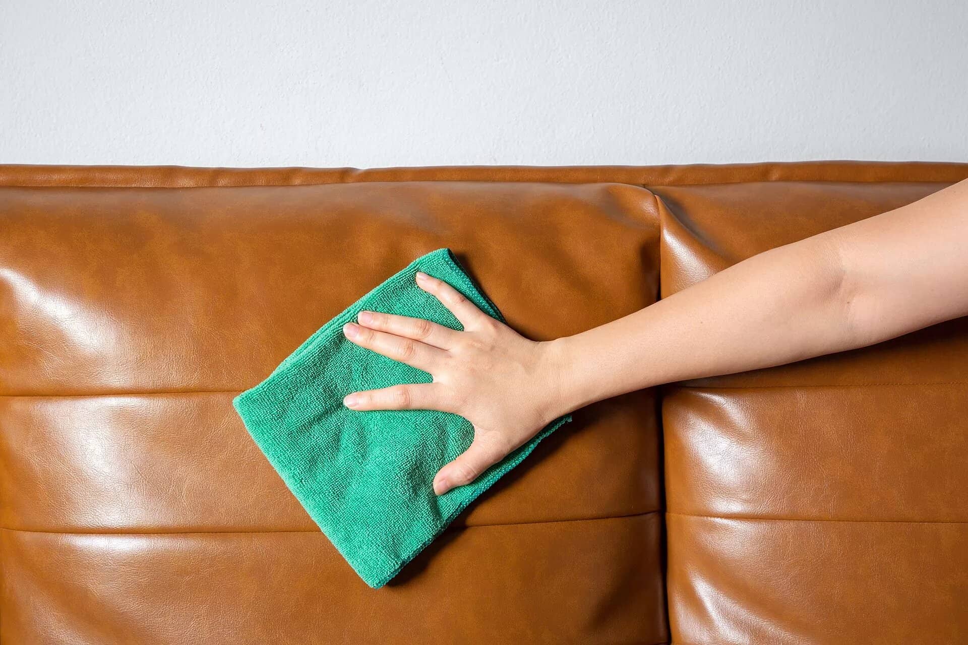 Comment entretenir et nettoyer un canapé en cuir teinté